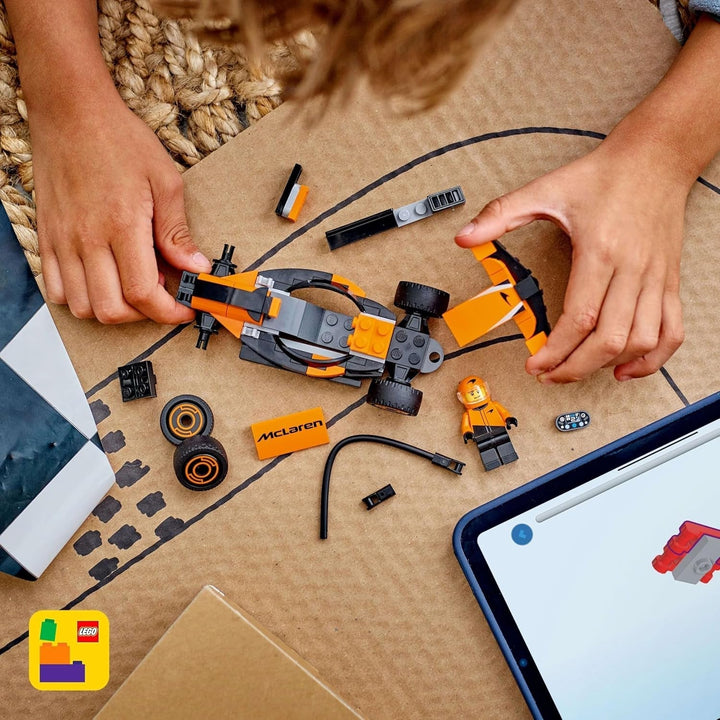 LEGO City F1 Racer cu mașină de curse Mclaren - Model de jucărie Formula 1 cu mașină de curse și minifigurină - cadou mic pentru băieți și fete de la 6 ani sau fani ai sporturilor cu motor 60442 Seturi de constructie Besuche den LEGO-Store