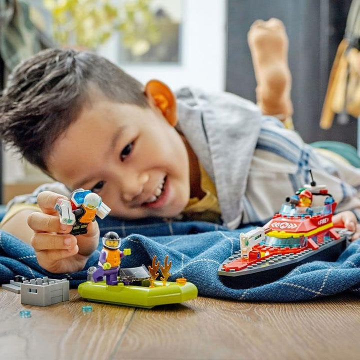 LEGO 60373 City Fire Boat, jucărie care plutește în apă, cu barcă de curse, 3 minifigurine și Jetpack, idee de cadou pentru băieți și fete de la 5 ani în sus Seturi de constructie Besuche den LEGO-Store