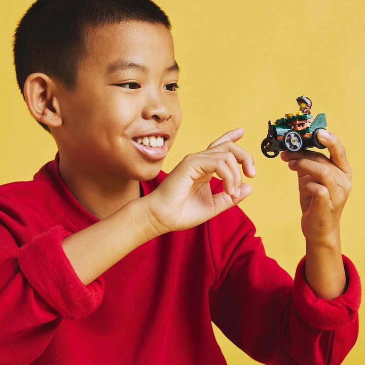 LEGO City Airplane Vs. Hospital Bed Race Car Set - Jucărie Soapbox pentru băieți și fete de la 5 ani - Set de construcție cu 2 minifigurine - Cadou aniversar și de vacanță 60459 Seturi de constructie Besuche den LEGO-Store