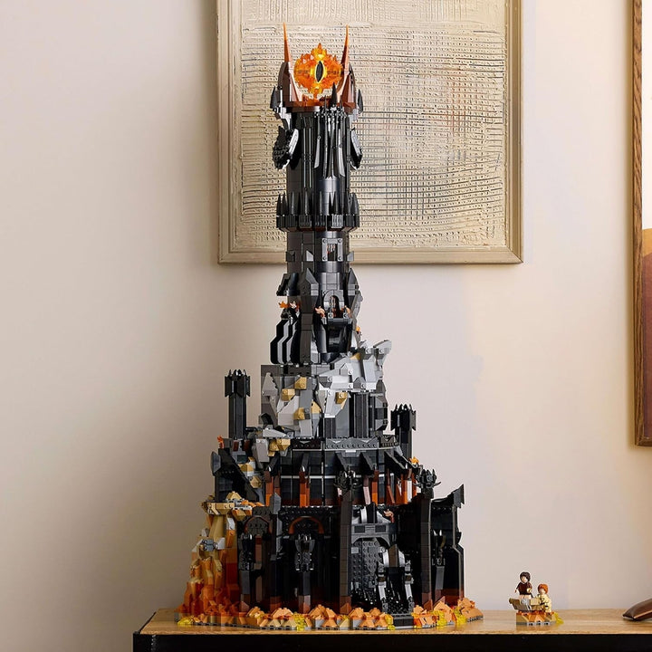 LEGO Icons Stăpânul Inelelor: Barad-Door, set de construcție pentru adulți cu minifigurinele Sauron, Gothmog, Orc, Frodo, Sam și Gollum, Memorabilia filmului, piesă de colecție pentru fani 10333 Seturi de constructie Besuche den LEGO-Store
