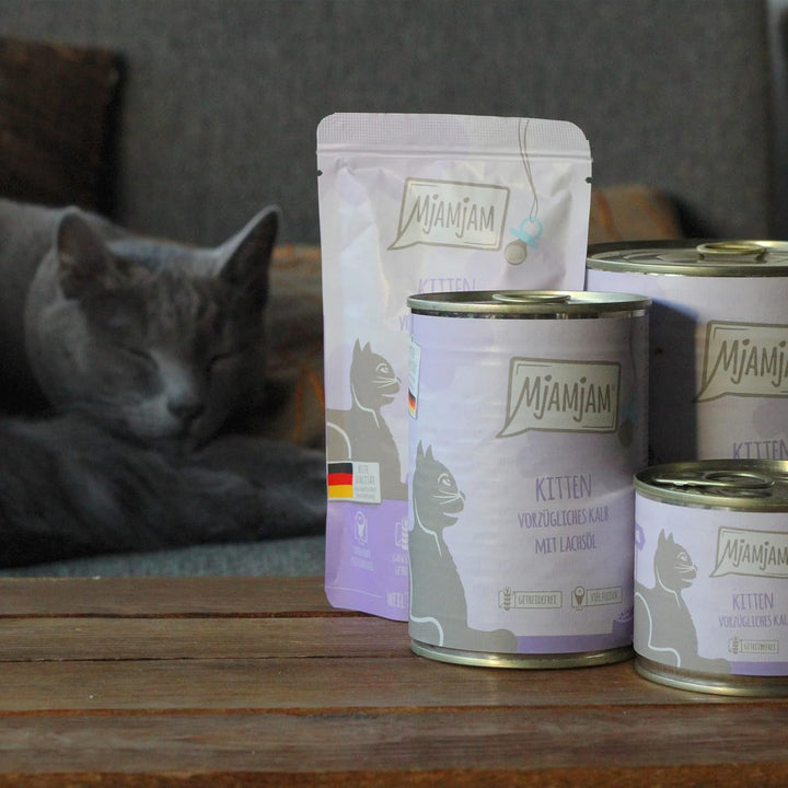 Mjamjam - Hrană umedă premium pentru pisici - Kittenbox - 3X pui cu ulei de somon & 3X vițel cu ulei de somon, pungă de hrană, pix, capac de conservă, 6Pack (6 X 200 G)