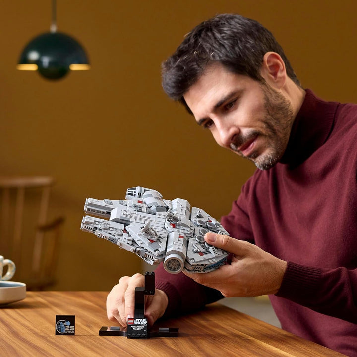 LEGO Star Wars Millennium Falcon, set aniversar 25 de ani pentru adulți, navă construibilă, piesă de colecție din "O nouă speranță", kit model navă spațială, cadouri pentru bărbați, femei 75375 Seturi de constructie Besuche den LEGO-Store