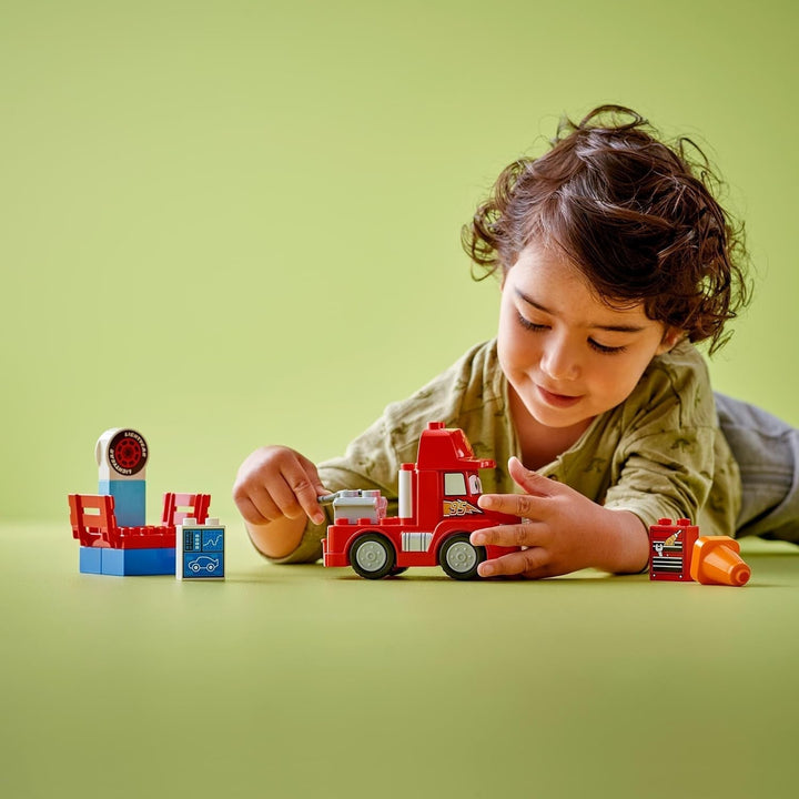 LEGO DUPLO | Disney and Pixar™S Cars Mack Truck Racing, set de mașini cu camion de jucărie pentru copii de 2 ani și peste, cadou pentru copiii de 2 ani care iubesc camionul roșu din film 10417 Seturi de constructie Besuche den LEGO-Store