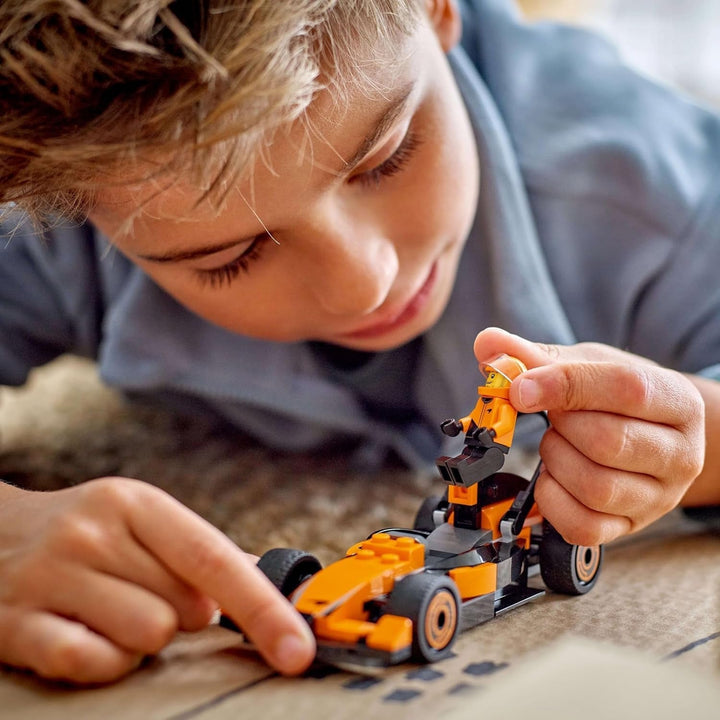 LEGO City F1 Racer cu mașină de curse Mclaren - Model de jucărie Formula 1 cu mașină de curse și minifigurină - cadou mic pentru băieți și fete de la 6 ani sau fani ai sporturilor cu motor 60442 Seturi de constructie Besuche den LEGO-Store