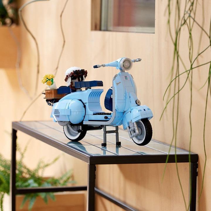 LEGO Icons Vespa 125, Model de motocicletă de construit, Scuter de epocă din Italia, Kit model pentru adulți, Piesă de afișare ca decor pentru cameră, Cadouri pentru femei și bărbați 10298 Seturi de constructie Besuche den LEGO-Store