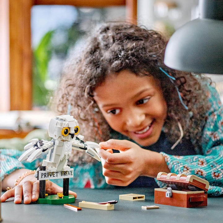 LEGO Harry Potter Hedwig în Privet Drive 4 Set cu bufniță de jucărie pentru copii, figură animal construibilă cu valiza Hogwarts, cadou mic pentru băieți, fete și toți fanii de la 7 ani 76425 Seturi de constructie Besuche den LEGO-Store