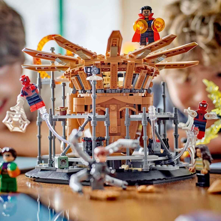 LEGO 76261 Marvel Spider-Man's Big Showdown, Spider-Man: No Way Home set cu 3 minifigurine Peter Parker plus Green Goblin, Electro, Sandman, Ned, Doctor Strange și MJ, model de colecție Seturi de constructie Besuche den LEGO-Store