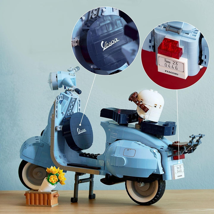 LEGO Icons Vespa 125, Model de motocicletă de construit, Scuter de epocă din Italia, Kit model pentru adulți, Piesă de afișare ca decor pentru cameră, Cadouri pentru femei și bărbați 10298 Seturi de constructie Besuche den LEGO-Store