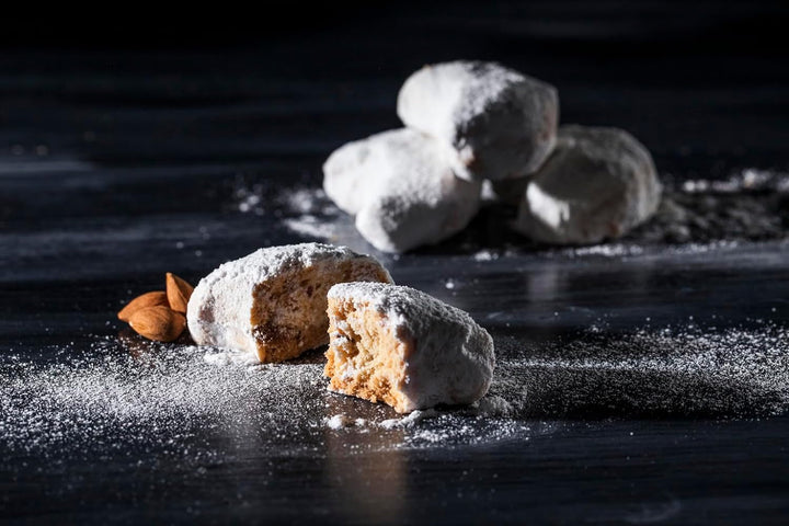 Chrisanthidis Delights Kourabie tradițională grecească cu unt și migdale în cutie metalică 450g